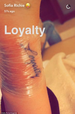 (Foto: Sofia Richie/Snapchat) Für die meisten ihrer Tattoos hat sich Richie von ihrer Familie und ihrem Glauben inspirieren lassen, und dieses neue Handgelenk-Tattoo ist keine Ausnahme. Ihre Lieben bedeuten ihr alles, ihnen gegenüber empfindet die 18-Jährige offensichtlich eine immense Loyalität. Obwohl dieses 