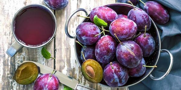 jugo de ciruelas a la mitad