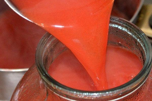 vertiendo jugo en latas