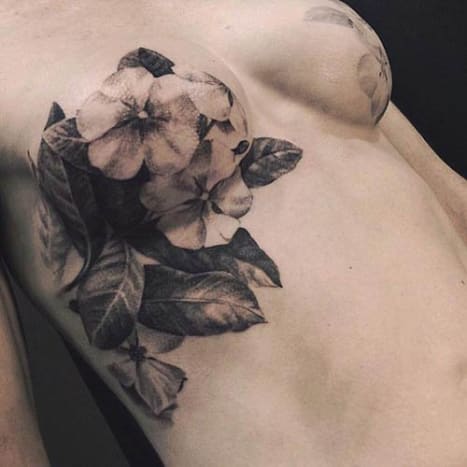 Ein zweiter Blickwinkel des Tattoos von David Allen.