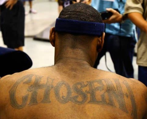 يمتلك Matt Siegler ترخيصًا حصريًا لاستخدام العمل الفني Chosen 1 المصور على LeBron James & apos؛ اعلى الظهر. مصدر الصورة: REUTERS / Lucy Nicholson.