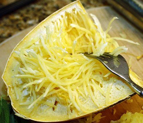 Structure inhabituelle de spaghetti à la pulpe de citrouille