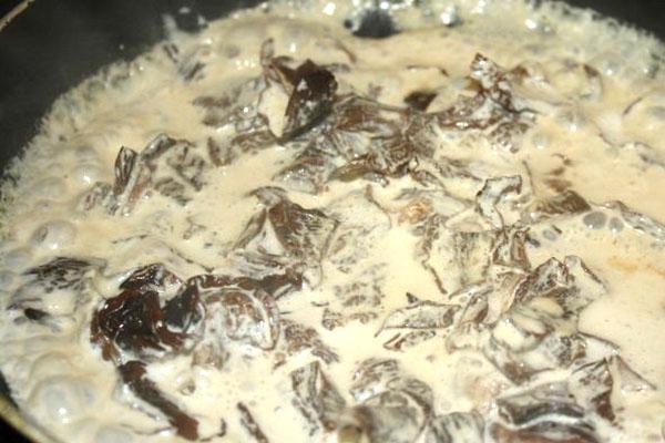 guiso de champiñones en crema agria
