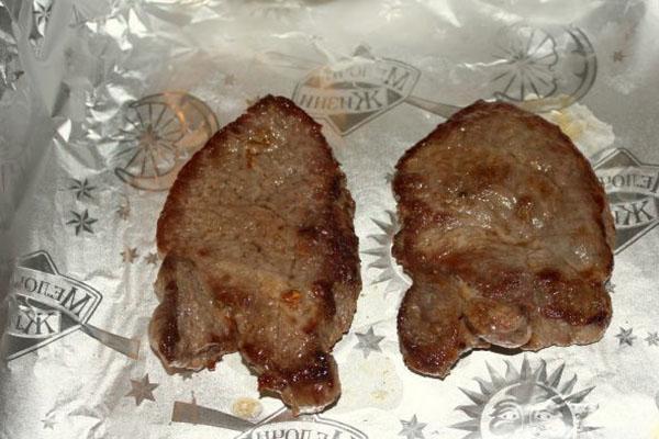 poner la carne en papel de aluminio
