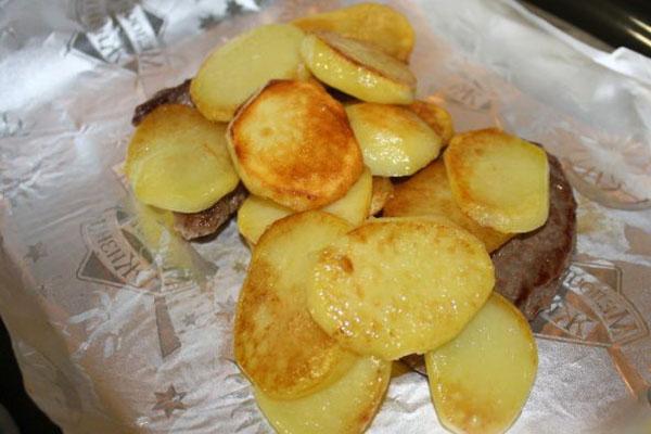 poner patatas en la carne