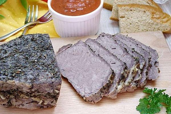 carne de res al horno en una olla de cocción lenta