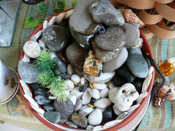 décorer la fontaine avec des cailloux et des coquillages