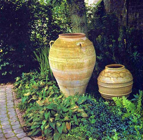 décorer le jardin avec des pots et des vases