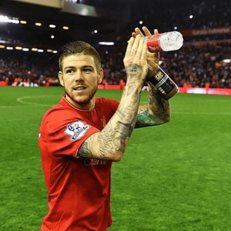 Alberto Moreno zobrazující tetování na pažích během posledního loňského domácího zápasu Liverpoolu. Foto: Alberto Moreno/Instagram. Liverpoolský obránce je zjevně fanouškem jedinečného tetování, a přestože témata, která si vybírá pro svůj inkoust, jsou zvláštní, říkalo se jim vše od „zmatení“ až po vyloženě „bizarní“. Samotná tetování jsou však prováděna s neuvěřitelnou pozorností k detailu.