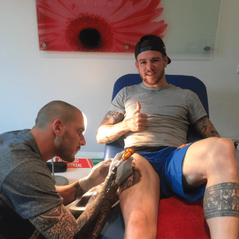 Alberto Moreno se nechává tetovat. Foto: Alberto Moreno/Instagram. Tyto nové kousky jsou dokonalým doplňkem 24leté eklektické sbírky inkoustu, která, jak se zdá, stále roste. A protože Moreno loni ztratil výchozí pozici v týmu Liverpoolu a nyní má trochu času navíc, podle našich odhadů se brzy vrátí zpět pod jehlu pro další inkoust.