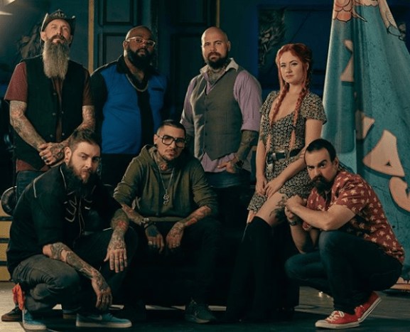 Juan Salgado und Jason Calvin, die an diesem Tag auf den Plätzen vier und fünf liegen, schließen sich dem Team Anthony an. Katie Rhoden hat die nächste Wahl, sie beschließt, sich Steves Team anzuschließen, nachdem sie erfahren hat, dass er ihr möglicherweise mit einigen ihrer schwächeren Fähigkeiten helfen kann. „Pretty Daniel“, der bei den Künstlerinnen negative Aufmerksamkeit auf sich zieht, weil er zu hübsch ist, schließt sich dem Team Anthony an. Um den Tag zu beenden, schließen sich Garrett Bisbee und Roly Team Steve an. Während der Show wurden die Zuschauer gebeten, ihre Stimme für den Trainer zu twittern, den sie bei Ink Master wählen würden. Die Ergebnisse der Umfrage spiegelten die der Show wider, jeder möchte im Team DJ sein. Mit den drei leistungsstärksten Künstlern des Tages in seinem Kader scheint DJ im Teamwettbewerb frühzeitig die Nase vorn zu haben.