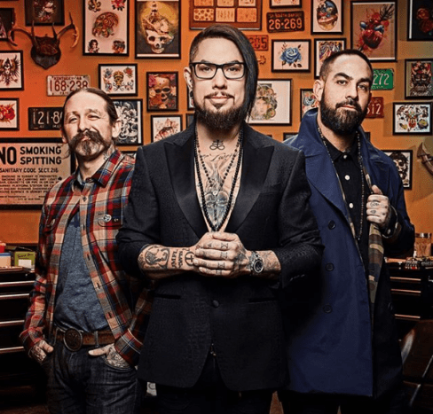 Ich war verblüfft von der Garderobe während des Eliminations-Tattoos. Der stets adrette Richter Chris Nunez trug ein schlichtes weißes T-Shirt. Dave Navarro trug ein Hemd ohne V-Ausschnitt. Coach Steve trug ein Hemd mit einfarbigem Muster. Oliver Peck trug keinen Flanell! Stattdessen bewarb er seine neue Modelinie „Cheap Thrills“. (Hol das Papier, Peck!) Ich erwarte mehr von den Richtern, ich hoffe auf eine Rückkehr in die Form nächste Woche.