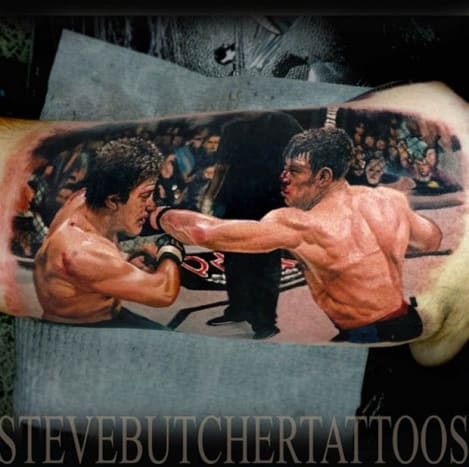 Dies ist mit Abstand das coolste UFC-Tattoo, das wir je gesehen haben. Forrest Griffin vs. Stephan Bonnar war ein Kampf für die Ewigkeit.