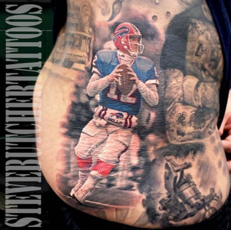 Butcher hält sich nicht immer an die NBA. Dieses Jim Kelly Tattoo erinnert an die Dynastie, die fast war.