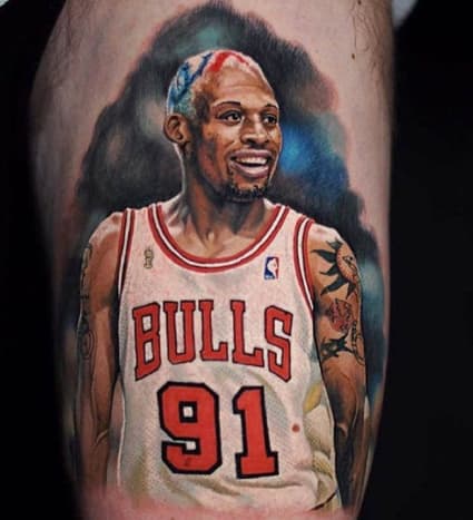 Tetování na tetování! Dennis Rodman byl jednou z prvních hvězd NBA, která vypálila tunu inkoustu, a je jen vhodné ho vidět v tetovací podobě.