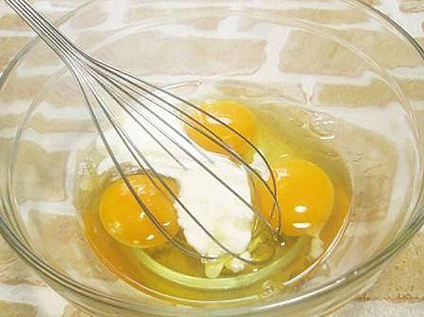 batir los huevos con crema agria