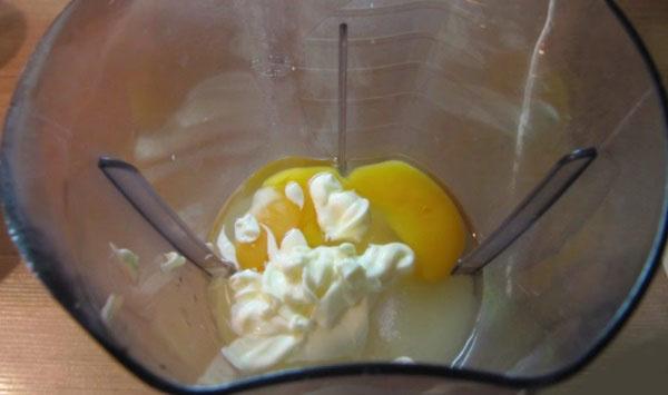 batir los huevos con mayonesa