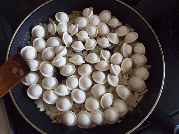 poner bolas de masa congeladas en un molde