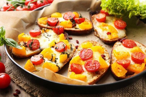 bocadillos con mozzarella y tomates