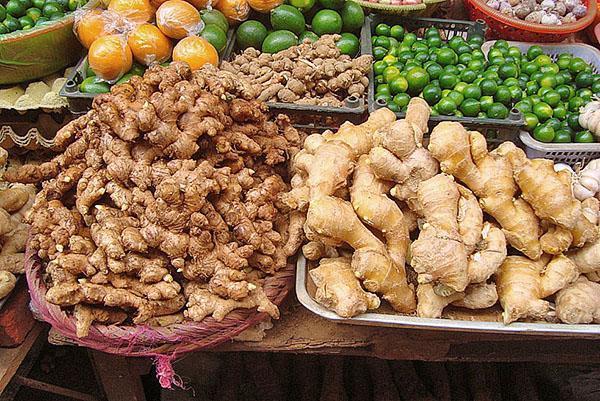 Para hacer té, el jengibre se puede comprar en los mercados o en las tiendas.