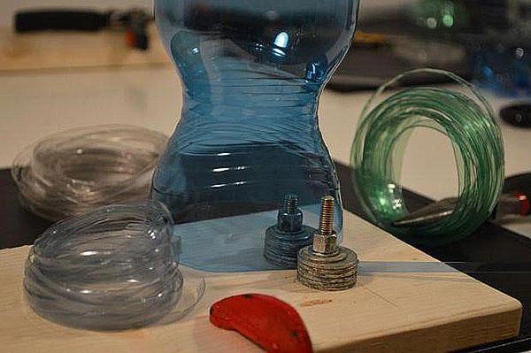 fabriquer une corde à partir d'une bouteille en plastique