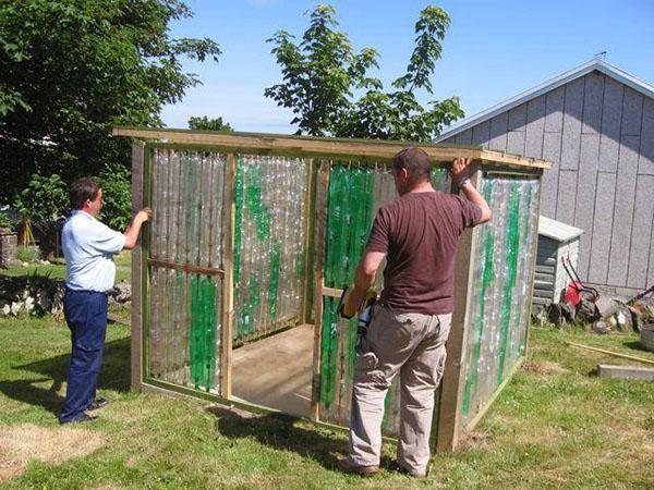 gazebo fait de bouteilles en plastique