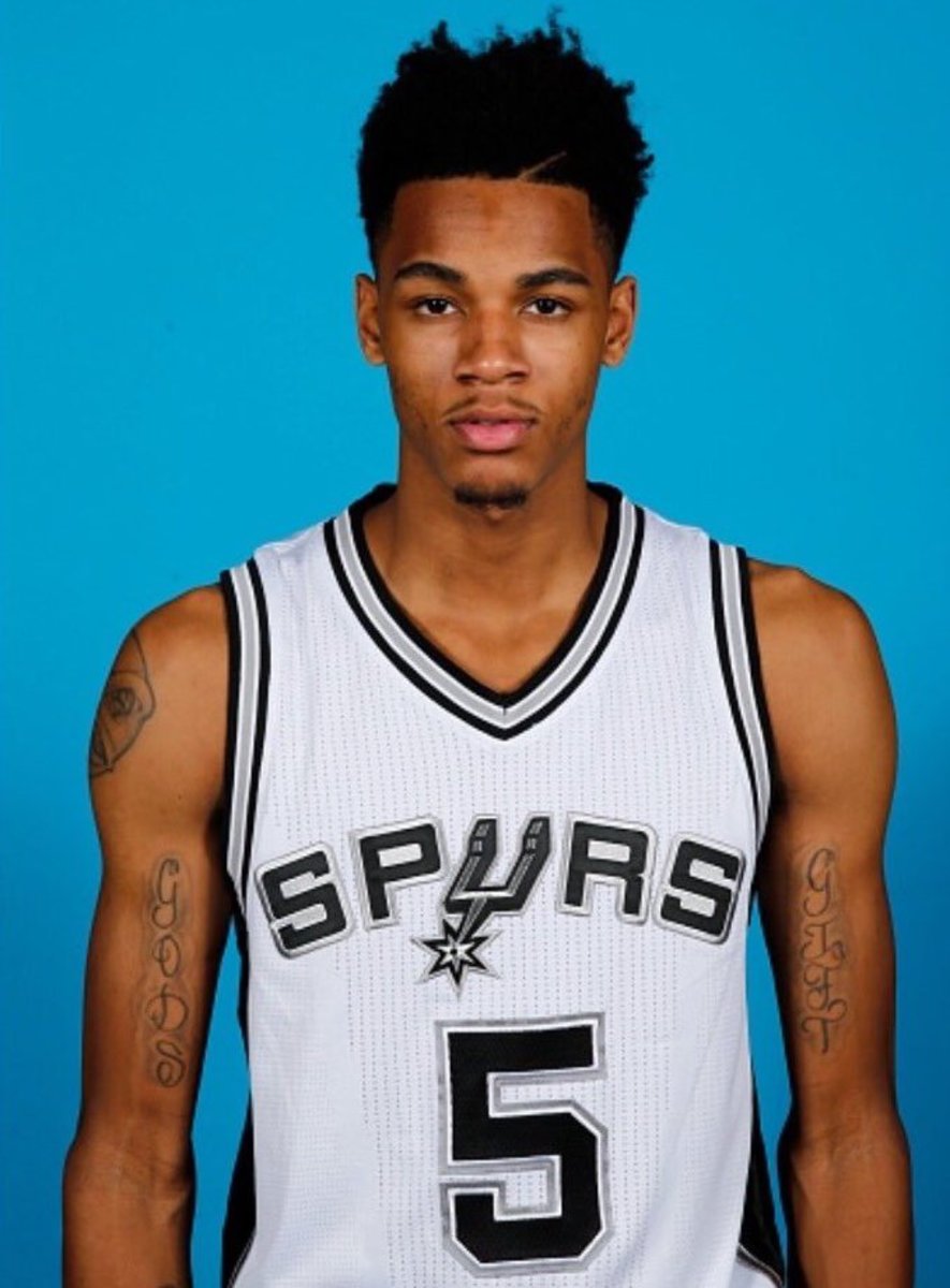 Bodový strážce San Antonio Spurs, Dejounte Murray, sportuje tetování s jedním zvláštním ramenem. Foto: San Antonio Spurs