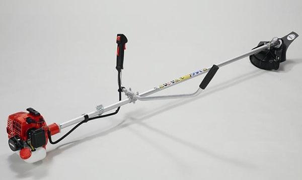 El peso de la desbrozadora Echo SRM-22GES es de solo 4,8 kg