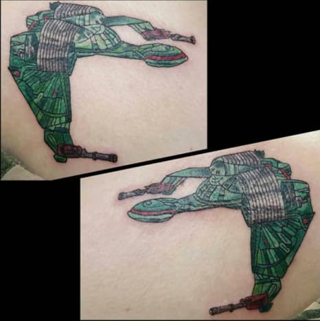 Wer braucht das typische Schwalbenpaar, wenn man ein Paar klingonische Raubvögel haben kann? Tattoo von Anna B Nana