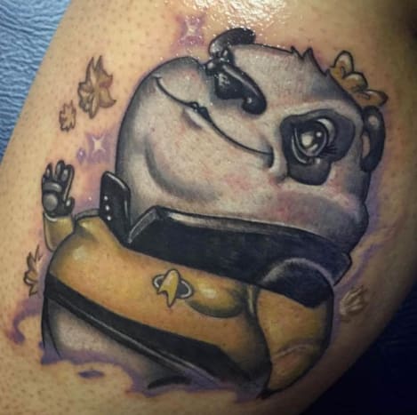 Star Trek wäre ganz anders gewesen, wenn Captain Kirk ein Panda gewesen wäre, wie er in diesem Tattoo von Patrick Goodwin ist.