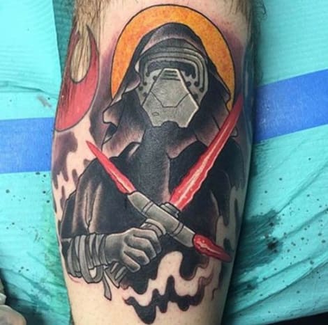 Eine neo-traditionelle Version von Kylo Ren und seinem aufgebockten Lichtschwert. Tattoo von Joweone