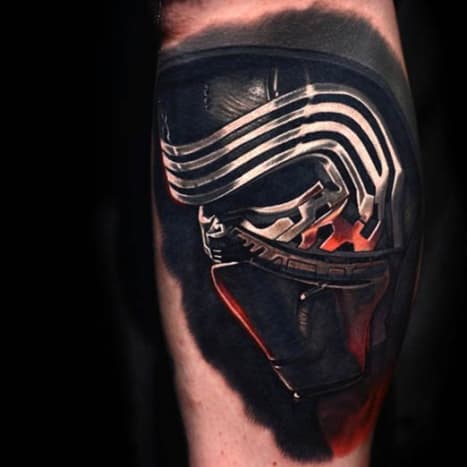 كان هذا الوشم الذي رسمه نيكو هورتادو من أولى صور Kylo Ren التي رأيتها على الإطلاق ، وذلك عندما دخلت في وضع Super Fan Boy وبدأت أتحمس للفيلم الجديد.