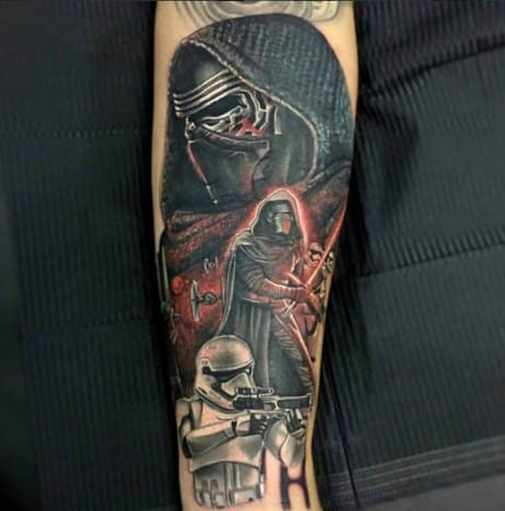 Wenn es um Star Wars Tattoos geht, ist Chris Jones dein Typ. Er entpuppt sich als eine der erstaunlichsten Tinten, die sich auf die Popkultur diesseits von Endor beziehen. Kylo Ren sieht hier ziemlich beeindruckend aus.