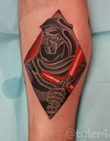 تم توقيع هذا الأسلوب الرائع من Kylo Ren بواسطة Tyler Nealeigh. قد تتعرف على الاسم على أنه الرجل الذي وقع على BB-8 في صباح اليوم التالي للمقطورة الأولى.