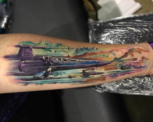 Fast hört man diesen X-Wing vorbeisausen! Tattoo von Josh Bodwell