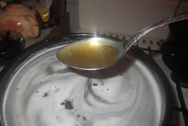 faire bouillir de l'eau avec du miel