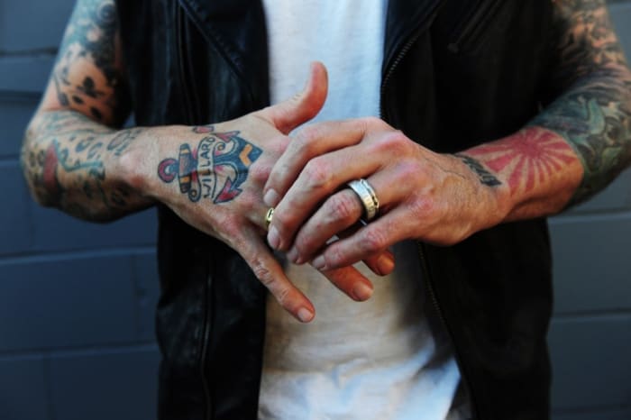 Foto von Jeff ForneyWalker tourte dann mit seinem neuesten und, wie er sagt, seinem letzten und wichtigsten Tattoo: einem Marineanker mit dem Namen seines Vaters, Willard, auf seiner Hand. Das Tattoo diente als Erinnerung daran, dass sein Vater immer da ist. Die Tour, die Wiederholung des Aufführens der Lieder, während man sich mit der liebevollen Energie der Menge in verschiedenen Städten verbindet, diente ihm als Katharsis. Nachdem er durchs Land gereist war und sich das Herz ausgespült hatte, brauchte er nur einen Moment, um sich wieder ins Studio zu stürzen. Walker veröffentlichte dann im August Stay Gold, ein Album, das aus einem scheinbar natürlichen nächsten Schritt besteht: einer Sammlung nostalgischer Emotionen, Momente und Erinnerungen. Es schwirrten immer noch viele Emotionen herum, und jetzt sah er, dass er anfing, anders mit ihnen umzugehen. Wie er sich selbst in seinem Blog erklärte: „Dies ist ein Album für die Außenseiter, die sich in der Schule lustig gemacht haben, weil sie ein bisschen anders sind. Für diejenigen, die es kaum erwarten konnten, ihre kleinen Städte zu verlassen, und diejenigen, die sich nach den Wunderjahren glücklich in ihnen niederließen. Es geht um Liebe. Hassen. Tod. Geburt. Langeweile. Ziele. All diese Scheiße.