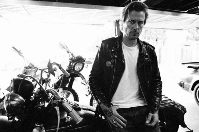Foto von Jeff ForneyAls Walker über Inspiration und seine Musen spricht, hört man Familie, Mentoren und Bandkollegen sowie den guten alten Rock 'n' Roll. Er bringt Elvis Costello mit einem seiner Tattoo-Ratschläge zur Sprache: Holen Sie sich kein Porträt von jemandem, den Sie als Idol betrachten, der noch lebt. Er erklärt: „Ich gehöre nicht zu den Leuten, die bei jemandem, den ich bewundere, cool sind … ich fange an auszuflippen.“ Vor über einem Jahrzehnt saß Walker mit einem flüssigen Gehirn und einer undeutlichen Zunge in einem Aufzug im Chateau Marmont. Plötzlich gesellte sich Costello zu ihm. Walker konnte nichts anderes tun, als auf das Tattoo von ihm an seinem Handgelenk zu zeigen und schrie ihn betrunken an: „Oh mein Gott! Oh mein Gott!