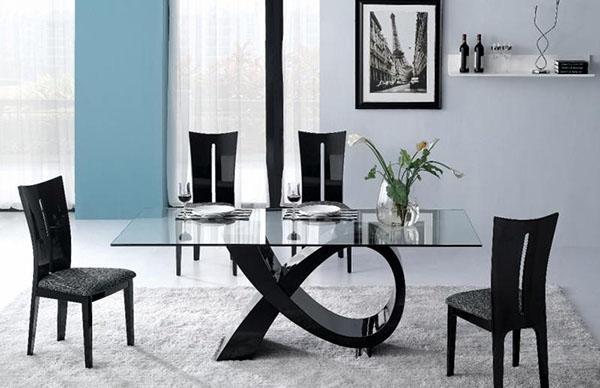 mesa elegante y sillas cómodas