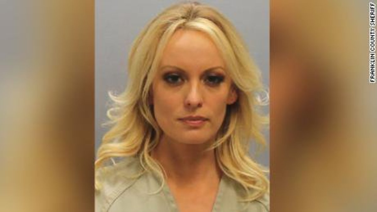 Úřad šerifa okresu Franklin vydal hrnkový snímek Stephanie Clifford- Stormy Daniels? po jejím včerejším zatčení v Columbusu, OH.