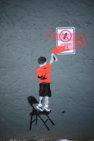 Graffiti je zločin. Pouliční umění v Los Angeles, od Plastic Jesus