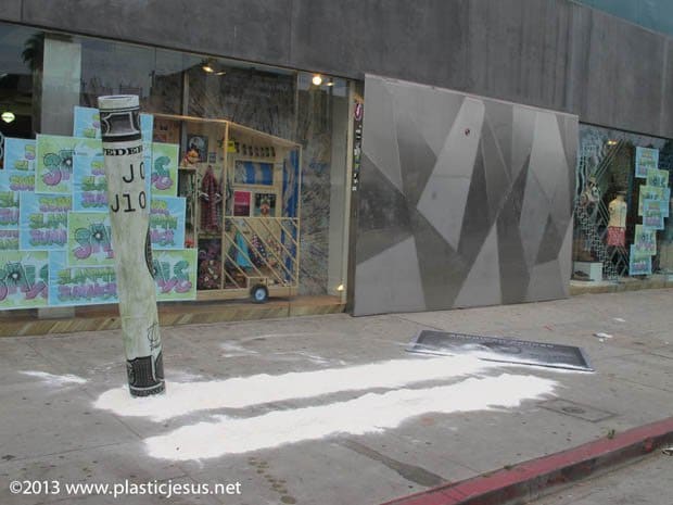 واحدة من أكثر مناطق التسوق أناقة في لوس أنجلوس ، تعرضت خلال الليل لتركيبة فنية عملاقة تحت عنوان الكوكايين .. طابور بطول 12 قدمًا من الكوكايين وفاتورة بقيمة 100 دولار بارتفاع 7 أقدام ، إلى جانب بطاقة أمريكان إكسبريس البلاتينية - أعيدت تسميتها 