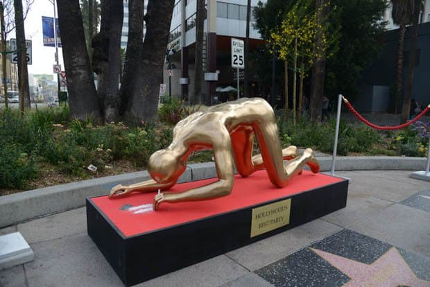 Straßenkünstler sorgt für Oscar-Kontroverse Tage vor der glitzernden Oscar-Verleihung in Hollywood hat ein Straßenkünstler aus LA für Kontroversen gesorgt, indem er eine lebensgroße goldene Oscar-Statue, die Kokain schnaubt, nur wenige Meter vom roten Teppich entfernt aufgestellt hat, der am Sonntag Gastgeber der A-Liste-Prominenten für die verschwenderischen zeigen. Die lebensgroße kokainschnüffelnde Figur tauchte am frühen Donnerstagmorgen auf und wurde von 2 Sicherheitsleuten bewacht. Es wird angenommen, dass die Arbeit das Werk des in Großbritannien geborenen Streetart-Künstlers Plastic Jesus ist. Auf seiner Website sagt er: „Das Stück soll auf Hollywoods verstecktes Problem der Drogensucht aufmerksam machen, das Hunderte von Menschen in der Showbiz-Branche betrifft und bis zum Tod eines hochkarätigen Prominenten weitgehend ignoriert wird. Viele andere in Hollywood haben Sucht, aber ich habe die Unterstützung nicht erhalten, weil sie unbemerkt bleibt “, sagte der Hollywood-Drogensuchtspezialist John Kim