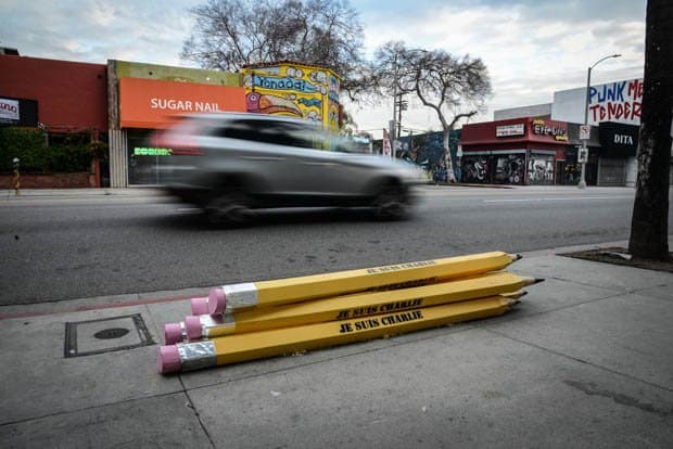 Je Suis Charlie - ظهرت في شوارع لوس أنجلوس تكريمًا لأولئك الذين لقوا حتفهم في هجمات باريس الإرهابية. كومة من أقلام الرصاص بطول 6 أقدام (1.8 متر) منقوشة مع التسمية التوضيحية الشهيرة الآن 