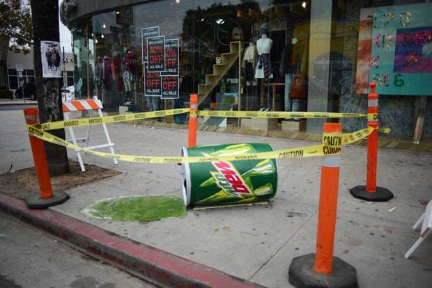 American Soda Mountain Dew enthält Chemikalien, die als giftig bekannt und in den meisten Ländern der Welt verboten sind. Es wird jedoch in den USA in großen Mengen konsumiert und trägt keine Gesundheitswarnung.