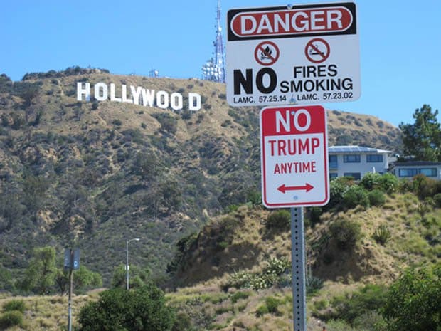 „No Trump“-Schilder erscheinen in Städten in den USA. HOLLYWOOD-LOS ANGELES. - Schilder in New York, LA, Chicago, DC und Miami gesichtet. - Außerhalb des Trump-Gebäudes in New York - Ein Schild ist nur einen Steinwurf vom Kongressgebäude entfernt. - Ein Schild steht vor dem Trump Tower in Chicago. Tage nach dem Sieg des umstrittenen GOP-Kandidaten bei den Vorwahlen in New York sind in Städten in den USA offizielle Schilder mit der Aufschrift „No Trump Anytime“ aufgetaucht. Die Metallschilder wurden in New York, Chicago, Los Angeles, Washington DC und Miami gesichtet. Es wird angenommen, dass die Schilder keine offiziell sanktionierten Parkbeschränkungen sind, sondern das Werk des umstrittenen Straßenkünstlers PLASTIC JESUS ​​aus Los Angeles. Im April 2015 installierte der Künstler rund um Hollywood „No Kardashian Parking“-Schilder, was von der Öffentlichkeit weithin gelobt wurde. Bekannt wurde er auch durch seine kokainschnaubende Oscar-Statue, die wenige Tage vor der Oscar-Verleihung 2015 auf dem Hollywood Boulevard aufgestellt wurde. Der ehemalige Fotojournalist ist für seine Streetart im Guerilla-Stil bekannt geworden. Die Schilder, die am Wochenende zum ersten Mal erschienen, befinden sich an einigen der berühmtesten und belebtesten Straßen, darunter Hollywood Blvd, Los Angeles, im Schatten des Kongressgebäudes in Washington DC und Union Station. Es gibt sogar ein Schild vor dem Trump Tower in Chicago und einer Reihe anderer Trump-Immobilien.