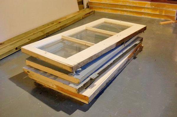 préparation des cadres de fenêtres pour la construction