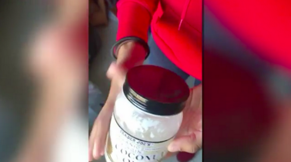 Video Snapchat, které bylo vysíláno na místním kanálu Fox News, ukázalo, že Brochu otevírá Roweovu nádobu s kokosovým olejem s úmyslem do ní plivat.