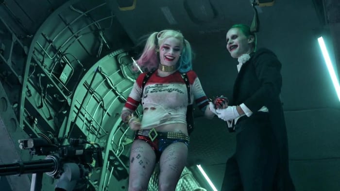 Zatímco mnoho filmových kritiků považovalo supervillain film za propadák, výkony Margot Robbie a Jared Leto si vysloužily chválu. A Robbie a Leto si získali nejen pozornost pro své herecké výkony, ale také jejich postavy & apos; kostýmy z nich udělaly legendy okamžité popkultury.