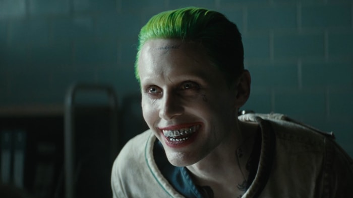 Na rozdíl od předchozích filmových vystoupení Joker a Harley Quinn, tyto postavy dostaly tetování, aby zvýšily ostrost jejich vystoupení, a film získal v roce 2017 Oscara za nejlepší make -up a kadeřnictví.